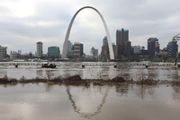 Im Spiegel der Fluten. Das Wahrzeichen von St. Louis, der Gateway Arch, umgeben vom Rekordhochwasser des Mississippi im Dezember 2015.