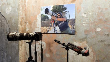Ein Foto des im Libanon getöteten Journalisten Issam Abdallah und seine Ausrüstung.