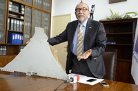 Der Chef des mozambikanischen Civil Aviation Institute, Joao Abreu, zeigt den neuen Fund.