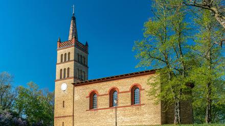 Kirche mit Ausblick: Schinkel-Kirche in Petzow auf dem Grelleberg.