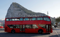 Ein Doppeldeckerbus vor dem Fels von Gibraltar.