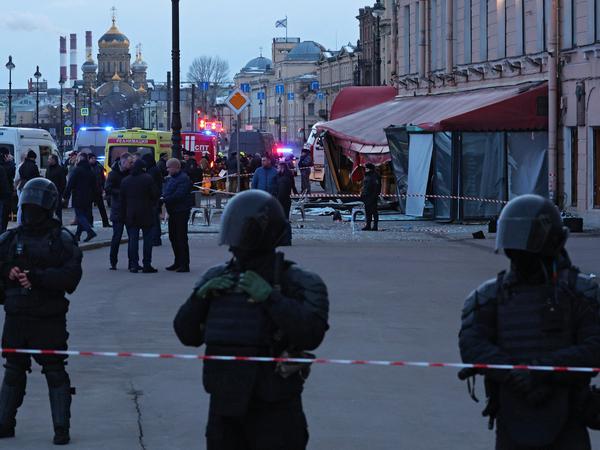 Russische Polizisten sichern das Café, in dem sich die Explosion ereignete.