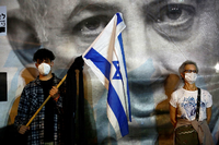 Kontaktverbot beachtet. Alle zwei Meter ein Demonstrant, so wurde am Sonntag in Tel Aviv protestiert.