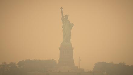 Die Freiheitsstatue war in den vergangenen Tagen wegen des Rauchs aus Kanada in New York nur schemenhaft zu erkennen.