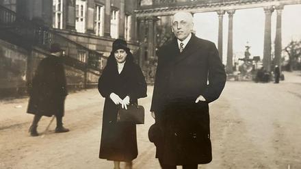 Thekla Wolle und Max Marcuse vor dem Stadtschloss, etwa 1931.