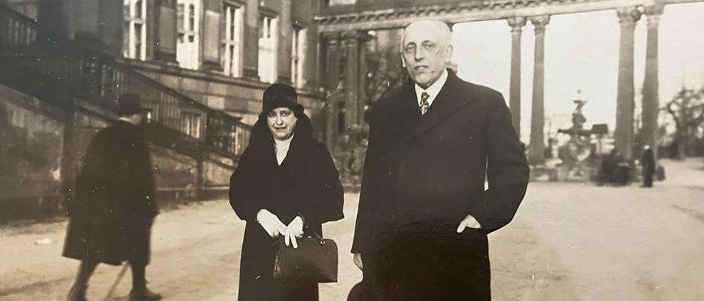 Thekla Wolle und Max Marcuse vor dem Stadtschloss, etwa 1931.
