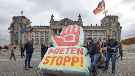 Aktion der Kampagne Mietenstopp vor dem Reichstagsgebäude