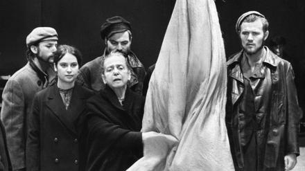 Berliner Theatertreffen Berlin: Therese Giehse (Mitte) als Pelagea Wlassowa in „Die Mutter“ (Theaterstück von Bertolt Brecht nach Maxim Gorki).