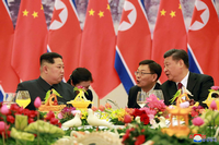 Kim Jong Un bei seinem Besuch bei Chinas Präsident Xi Jinping in Peking.