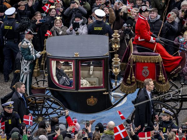 Margrethe II. wird von der berittenen Schwadron des Garde-Husaren-Regiments in der goldenen Kutsche vom Schloss Amalienborg zum Schloss Christiansborg eskortiert. 