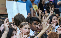 Greta Thunberg (Mitte) bei einem Streik vor dem UN-Gebäude in New York
