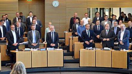 Abgeordnete von CDU und AfD stimmen gemeinsam über die Grunderwerbssteuer im Plenarsaal des Thüringer Landtag ab. 