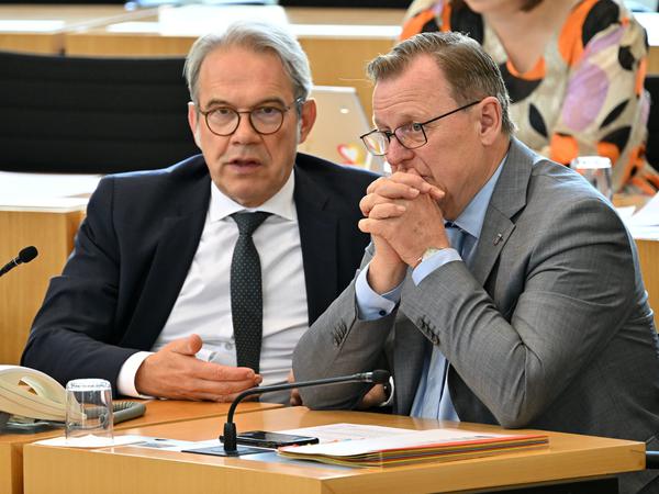 Thüringens Ministerpräsident Bodo Ramelow (rechts) und Georg Maier (SPD) im Plenarsaal des Thüringer Landtags. 
