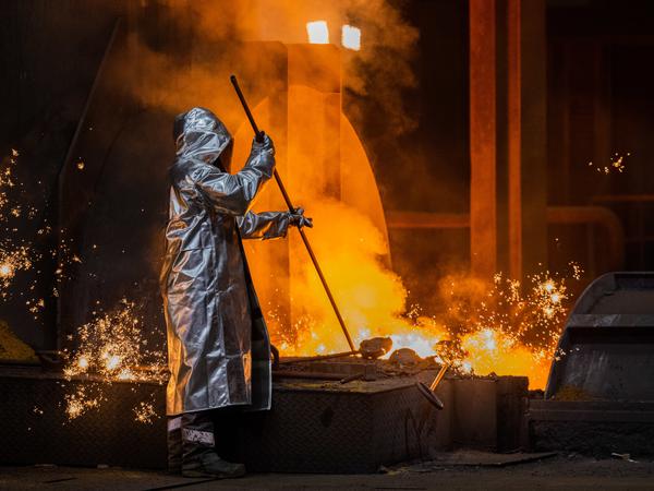 Ein Stahlarbeiter an einem Hochofen bei Thyssenkrupp in Duisburg. 
