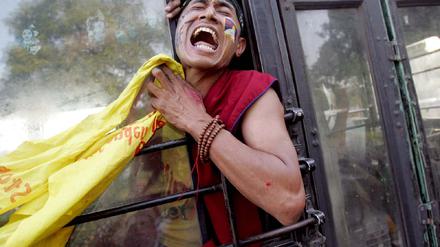 Tibetischer Demonstrant nach seiner Festnahme