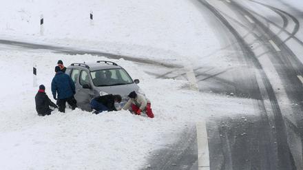 Ein Auto ist von einer verschneiten Fahrbahn abgekommen (Symbolbild).