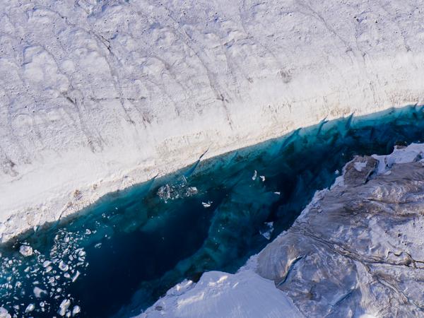 Ein tiefer See mitten auf dem 79 Grad Nord Gletscher, fotografiert während eines Helikoptefluges.