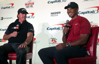 Phil Mickelson (l.) und Tiger Woods während der Pressekonferenz vor "The Match".