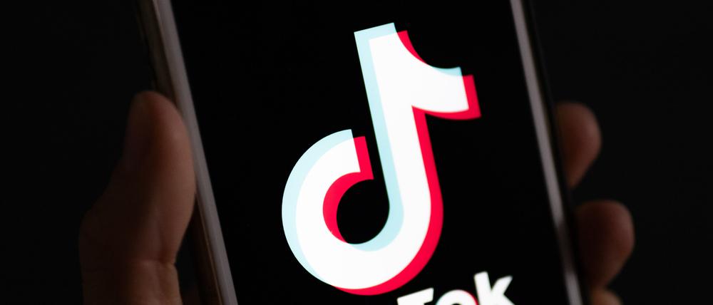ARCHIV - 22.09.2023, Berlin: Auf einem Smartphone wird das Logo der Plattform TikTok angezeigt. Der weltgrößte Musik-Konzern Universal Music teilte mit, dass mit der Video-App Tiktok keine Verlängerung der am 31. Januar 2024 auslaufenden Lizenzvereinbarung vereinbart werden konnte. (zu dpa: «Universal Music will Musik von Tiktok abziehen») Foto: Monika Skolimowska/dpa +++ dpa-Bildfunk +++