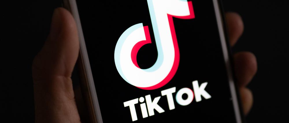 Auf einem Smartphone wird das Logo der Plattform TikTok angezeigt.