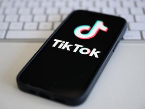 Auf einem Smartphone wird das Logo der Kurzvideo-Plattform Tiktok angezeigt.