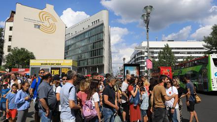 Touristen am Checkpoint Charlie in Berlin-Mitte.