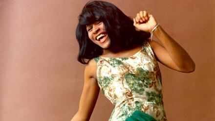 1964 posiert Tina Turner für Aufnahmen der Ike and Tina Turner Revue. 