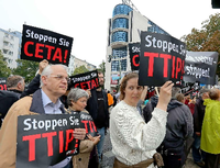 Protest gegen TTIP vor dem Willy-Brandt-Haus in Berlin.