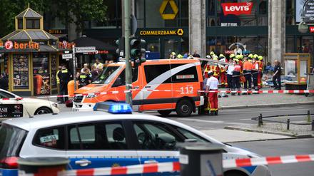 Polizei und Rettungsdienste sichern das Areal nach der Todesfahrt am Kurfürstendamm. Ein Auto war in der Nähe der Gedächtniskirche in Berlin in zwei Personengruppen gefahren, eine Frau starb.