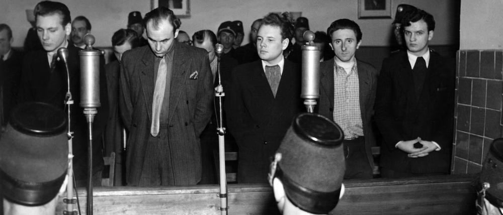 Am 8. April 1950 fällte das Ost-Berliner Schwurgericht die Urteile gegen die Gladow-Bande. Werner Gladow (Mitte) und zwei seiner Bandenmitglieder wurden zum Tode, die übrigen Angeklagten zu Haftstrafen verurteilt. 