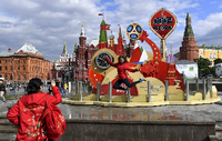 Rückwärts zählt die WM-Uhr am Roten Platz in Moskau die Tage bis zur Eröffnung der WM.