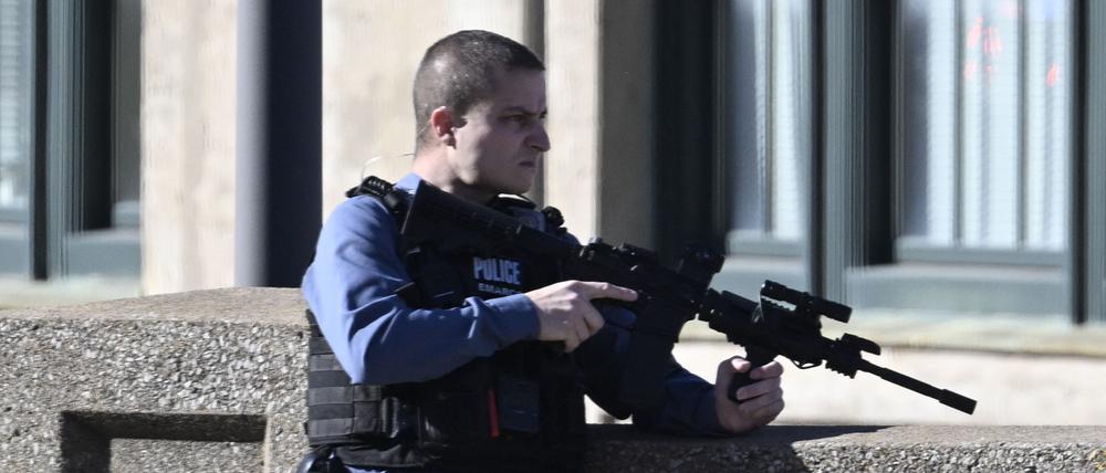 Ein Polizist patrouilliert nach den Schüssen in Kansas City.