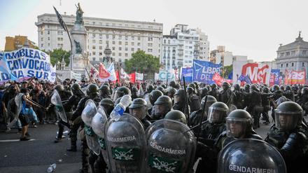 Mitglieder der argentinischen Nationalgendarmerie (GNA) geraten vor dem Kongress mit Demonstranten aneinander, während die Gesetzgeber am 1. Februar 2024 in Buenos Aires debattieren.