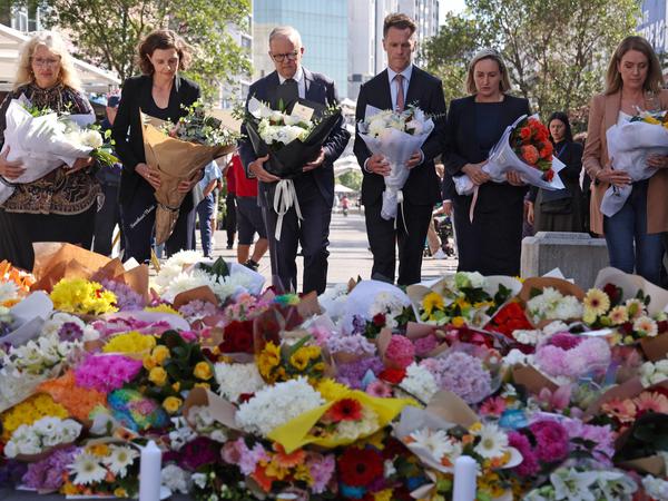 Hochrangige australische Politiker legen Blumen zum Gedenken an die Opfer des Messerangriffs in Sydney nieder.