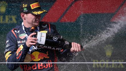 An mir kommt keiner vorbei. Max Verstappen feiert seinen Sieg bei Grand Prix von Brasilien.