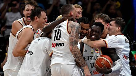 TOPSHOT - Germany’s players celebrate after winning the FIBA Basketball World Cup final game against Serbia in Manila on September 10, 2023. (Photo by JAM STA ROSA / AFP) 