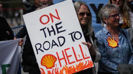 Aktivisten vor der Hauptversammlung von Shell.