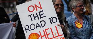 Aktivisten vor der Hauptversammlung von Shell.