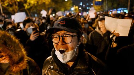 Hunderte von Menschen gingen am 27. November 2022 in Chinas Großstädten auf die Straße, um gegen die Null-Covid-Politik des Landes zu protestieren.