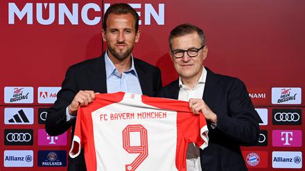 Teure Neuerwerbung. Bayern-Chef Jan-Christian Dreesen freut sich über die Verpflichtung von Harry Kane.