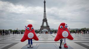 Die Phryges, Maskottchen der Olympischen Spiele in Paris und der Paralympischen Spiele , sind vor dem Eifelturm zu sehen.