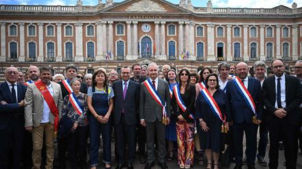 Der Bürgermeister von Toulouse Jean-Luc Moudenc beim Solidaritätstreffen mit Bürgern vor dem Rathaus. 