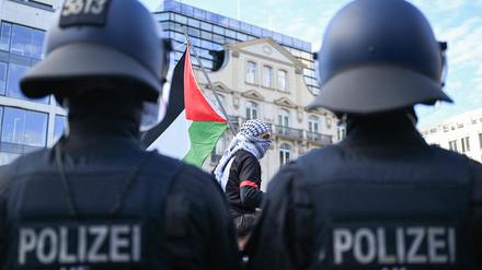 In zahlreichen deutschen Städten gab es nach den Hamas-Angriffen auf Israel propalästinensische Kundgebungen wie hier in Frankfurt am Main.