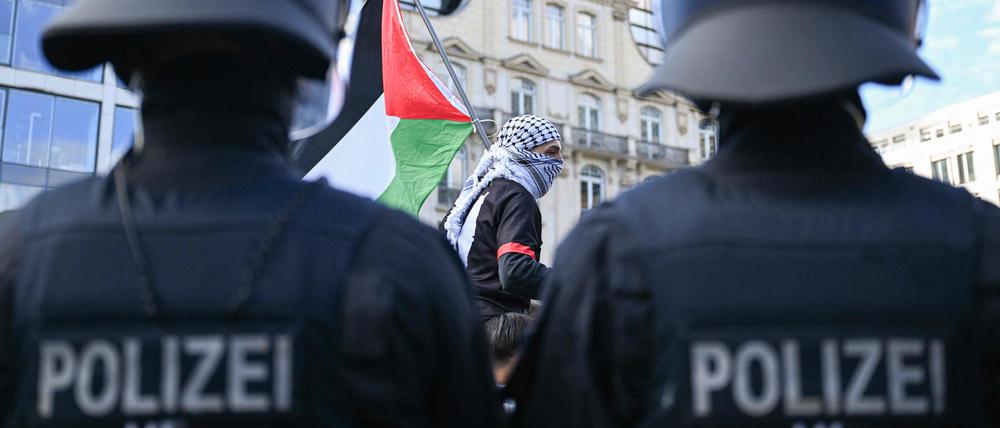 In zahlreichen deutschen Städten gab es nach den Hamas-Angriffen auf Israel propalästinensische Kundgebungen wie hier in Frankfurt am Main.