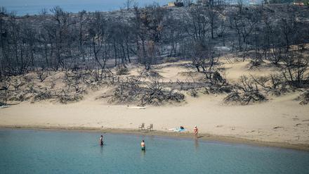 Ein Strand nahe der Ortschaft Gennadi auf Rhodos, in dem zehn Tage nach Ausbruch schwerer Waldbrände die Aufräumarbeiten begonnen haben.