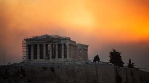 Der Blick auf den Parthenon-Tempel auf der Akropolis wird von Rauch verschleiert.