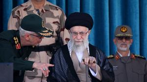 Revolutionsführer Ali Chamenei behauptet, die Proteste seien vom Ausland gesteuert.
