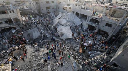 Ist Israels Angriff auf das Flüchtlingslager Deir Balah im Gazastreifen ein Kriegsverbrechen oder eine militärische Notwendigkeit?
