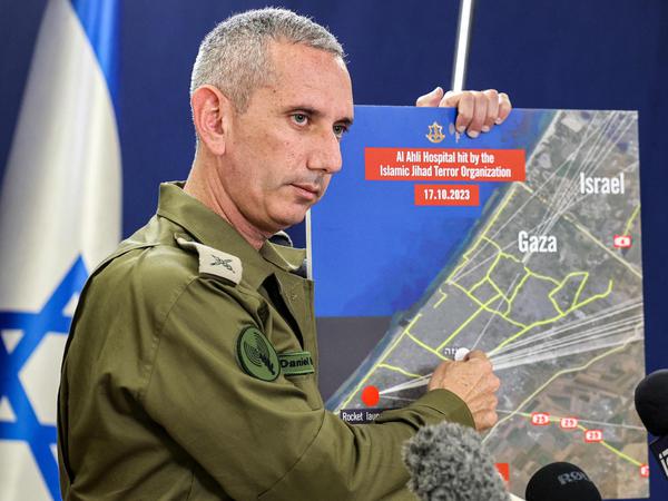 Der israelische Armeesprecher Daniel Hagari zeigt Beweise für den Einschlag einer palästinensischen Rakete.