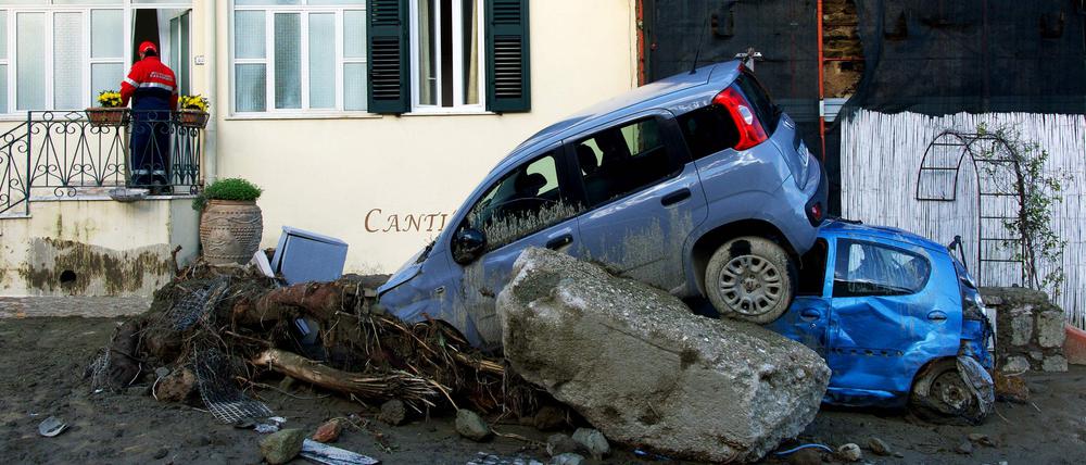 Ein Retter überprüft am 27. November 2022 ein beschädigtes Haus in Casamicciola, nachdem schwere Regenfälle einen Erdrutsch auf der Insel Ischia, Süditalien, ausgelöst hatten. 
